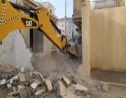 بينها منزل يتوسط أحد الشوارع .. “أمانة جدة” تباشر إزالة 3 عقارات بنطاق البغدادية (فيديو)