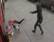 فيديو لمسلح يفتح النار على آخر بأحد شوارع نيويورك.. وطفلة تحتضن شقيقها الأصغر لحمايته من النيران (فيديو)