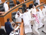 تشابك بالأيدي بين نواب مجلس الأمة الكويتي.. ووزراء الحكومة يقفون على الباب (صور)