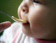 ماذا تطعمين طفلك في عامه الأول؟ ومتى تبدأين في إطعامه الأغذية الصلبة؟ (صور)