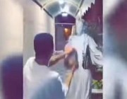 فيديو متداول .. شخص يسكب “سطل بوية” على وجه عامل سوداني يثير موجة غضب
