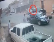 ‏بالفيديو .. أشخاص يعتدون على شخص أمام منزله و أحدهم يهدد جيران الضحية بسلاح ناري في حفر الباطن