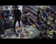 امرأة تتحدى لصاً مسلحاً حاول السطو على متجرها