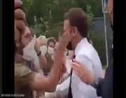 بالفيديو.. رجل يصفع الرئيس الفرنسي على وجهه خلال رحلة داخلية