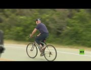 “بايدن” يحتفل مع زوجته بعيد ميلادها يقيادة الدراجة الهوائية