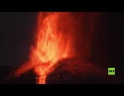 بركان “إتنا” يجدد ثورانه مطلقا الحمم وأعمدة الدخان