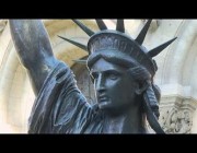 تنصيب نموذج فرنسي مصغر من تمثال الحرية في نيويورك