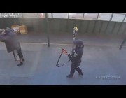 رجل متشرد في أمريكا يهاجم ضابطة شرطة