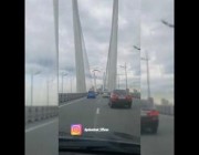 روسي يجتاز بطائرته الشراعية جسر فلاديفوستوك المعلق