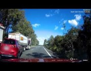 قائد سيارة يتعمد ارتكاب حـادث مع شاحنة على طريق سريع