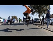 لقطات مثيرة لمتزلجي الالواح في يوم الشباب بجنوب افريقيا
