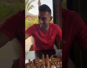 محمد صلاح يسخر من زميله “كوكا” بعدما هزمه في لعبة الشطرنج