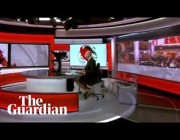 مذيع “بي بي سي” يفاجئ المشاهدين بارتدائه “شورت” أثناء تقديم النشرة الإخبارية