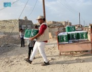 مركز الملك سلمان للإغاثة يدشن مشروع توزيع السلال الغذائية بمحافظة حضرموت