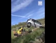 مزارع بريطاني غاضب يحطم سيارة بجرافته