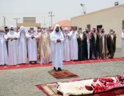 نائب أمير الرياض يؤدي صلاة الميت على الشهيد ” القحطاني “