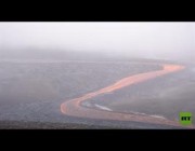 نهر من الحمم البركانية يتدفق في آيسلندا
