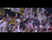 وزير الرياضة يتفاعل مع الجماهير خلال متابعته مباراة الأخضر ضد اليمن
