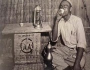 صورة لموظف بـ “أرامكو” يتناول القهوة العربية في الأربعينيات الميلادية.. وابنته تروي تفاصيلها