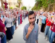 فيديو.. طلاب جامعة مصرية ينظمون ممراً شرفياً لأحد زملائهم تكريماً له.. تعرّف على القصة