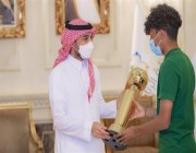 وزير الرياضة يستقبل بعثة “الأخضر” بعد تحقيقهم لقب كأس العرب للشباب (صور)