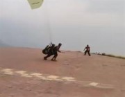 سقوط طيار شراعي برفقته شخص في مرتفعات السودة بعسير (فيديو)