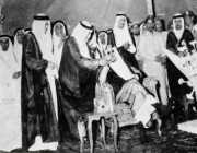 صورة تاريخية لخادم الحرمين برفقة الراحل الملك سعود أثناء إجراء اتصال تجريبي بأول محطة للهاتف اللاسلكي