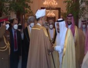 الملك سلمان يودع سلطان عُمان لحظة مغادرته قصر نيوم (فيديو)