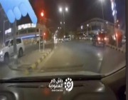 شاهد.. قائد مركبة يقطع إشارة مرورية ويتسبب في حـادث تصادم شرق الرياض