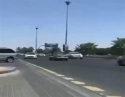 فيديو لمركبة قيل إنه لفتاة تقف وسط الطريق بشكل عكسي.. ومصدر بـ”المرور” يوضح ملابساته