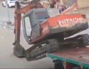فيديو.. بطريقة ذكية وغير تقليدية.. هكذا أنزل سائق مصري جرافة من فوق شاحنة