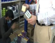 فيديو.. “التجارة” تضبط منزلاً شعبياً حولته عمالة لمخزن مواد غذائية في الرياض