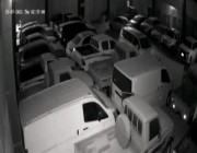 عُثر على إحداهما.. فيديو لسرقة سيارتين “جيب شاص” من معرض في حي النسيم بالرياض