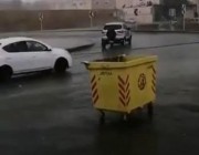 فيديو.. حاوية نفايات تقطع طريقًا حيويًا بالرياض بعدما حركتها الأمطار