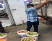 فيديو لعمالة تستخدم سيارة نظافة في نقل الخضروات والفواكه بعسير .. و”الأمانة” تتفاعل وتغلقه