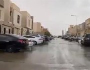 فيديو.. هطول أمطار خفيفة على العاصمة الرياض