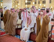 أمير الرياض يؤدي صلاة الميت على الأميرة نوف بنت خالد