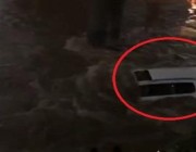 نجاة 3 مواطنين من الموت المحتم بعدما جرف السيل مركبتهم في أحد أودية جازان (فيديو)