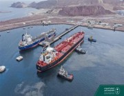 تبلغ 75 ألف طن متري.. وصول الدفعة الثالثة من منحة المشتقات النفطية السعودية إلى ميناء عدن (صور)