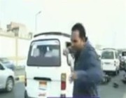 أثناء تغطيته للحركة المرورية.. مراسل يتعرض لحادث على الهواء مباشرة في مصر (فيديو)