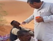 مواطن ينقذ وافدين تقطعت بهم السبل في صحراء النفود بحائل (فيديو)
