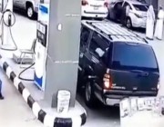 امرأة تتسبب في اشتعال النار في سيارتها بعد أن صدمت مضخة بنزين داخل محطة وقود (فيديو)