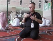 آخر الحجاج وصولًا إلى مكة المكرمة يروي موقفاً إنسانياً لا ينساه (فيديو)