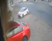 فيديو.. سيارة مسرعة تقتحم واجهة محل بجدة بعد اصطدامها بأخرى