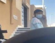 امرأة تنشر فيديو لشخص يتحرش بها من خارج سيارتها ومطالبات بالقبض عليه