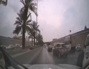 بالفيديو.. تصادم عدة مركبات بسبب الأمطار على الدائري الشرقي بالرياض