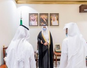 الأمير فيصل بن خالد بن سلطان يكرم مواطنا بعرعر تبرع بكليته لشقيقه
