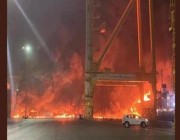 الإمارات تعلن أن الحريق الناجم عن انفجار إحدى الحاويات على متن سفينة بميناء جبل علي تحت السيطرة