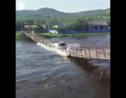 انهيار جسر معلق في روسيا أثناء عبور شاحنة بسبب فيضان