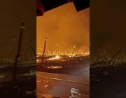 حريق ضخم يغطي مساحات واسعة بإحدى المزارع في ولاية أريزونا